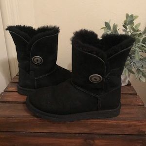 Ugg Bailey Button in Black 6